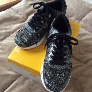Women’s glitzy tennis shoes Yellow Box Mellow Mat